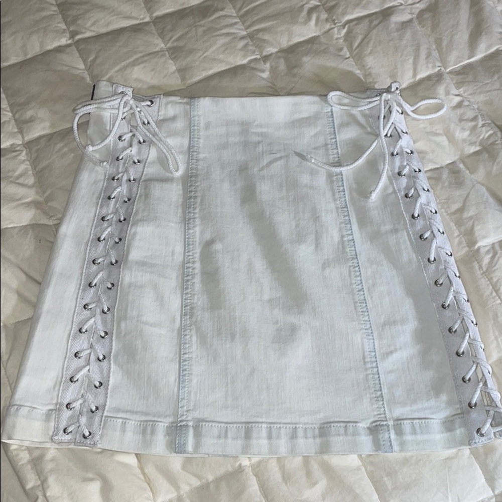 White denim mini stretch size 28